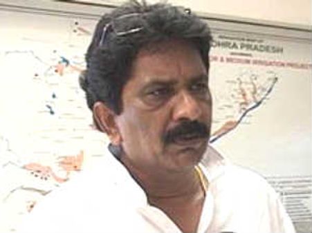 చిరంజీవివల్ల లాభం లేదని తెలిసింది: జగన్ వర్గం సబ్బం