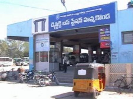 టెన్షన్ టెన్షన్: విగ్రహాల ధ్వంసం, ఇళ్ల ముట్టడి, రాళ్ల దాడి