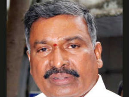 సిఎంను తప్పిస్తారా, పార్టీ వీడాలా: అధిష్టానానికి పెద్దిరెడ్డి