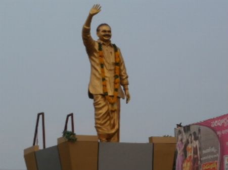 వైయస్ విగ్రహ ఏర్పాటును అడ్డుకున్న స్థానికులు