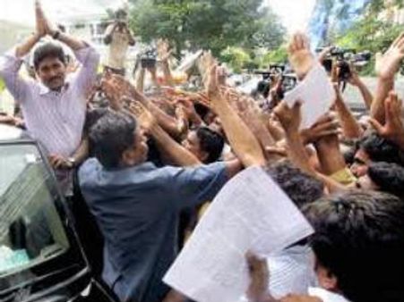 ఓటుతో ఢిల్లీ పెద్దలకు బుద్ధి చెబుతాం: ఓదార్పులో జగన్