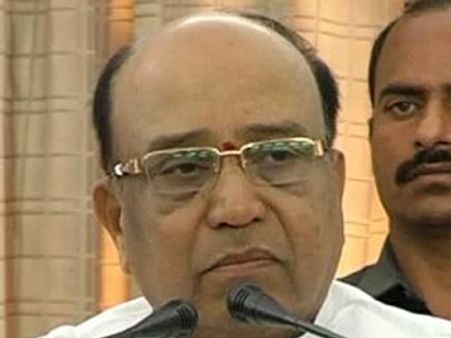 కుట్రదారులెవరో చెప్పండి: ఆచార్యకు శంకరరావు నోటీసు