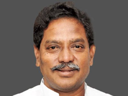 పార్టీలు మారే నీ చరిత్ర తెలుసు?: రామజోగయ్యపై వట్టి