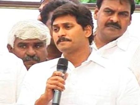చిరంజీవి ఇలాకా మొగల్తూరులో జగన్ 'పవర్' ఫైట్