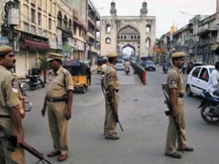 మాదన్నపేటలో మూడో రోజూ కొనసాగుతున్న కర్ఫ్యూ