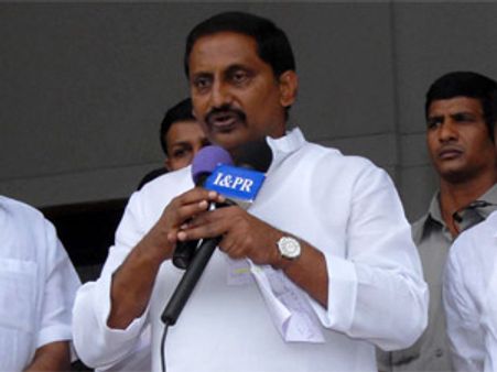 సిఎం ఐన ముహూర్తం బాగాలేదు: కిరణ్, జగన్‌పై సెటైర్