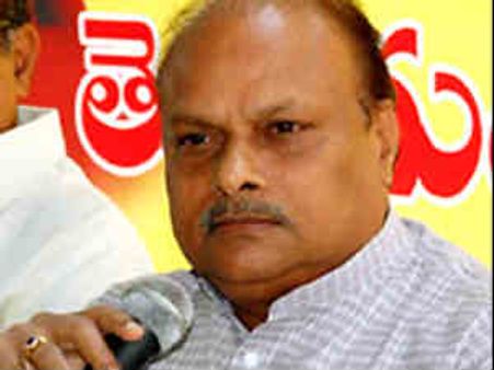 వైయస్ జగన్ అరెస్టు కాకపోవడం వెనుక...: యనమల