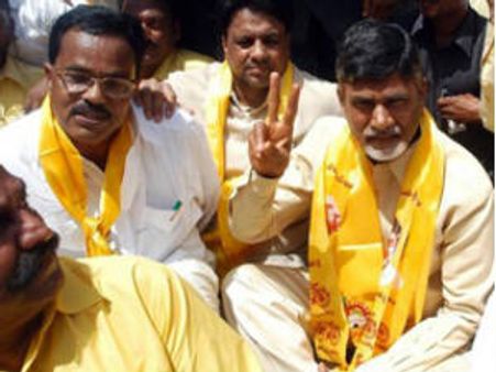 పంతం నెగ్గించుకున్న బాబు: ఎన్టీఆర్‌కు నివాళులు