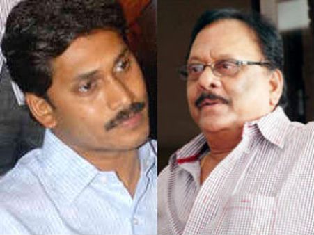 వైయస్సార్సీ రీ-ఎంట్రీ: జగన్‌తో వెళ్లేందుకు కృష్ణంరాజు సై
