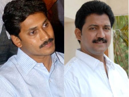 జగన్‌తో వల్లభనేని వంశీ భేటీ: పక్కనే వంగవీటి రాధా