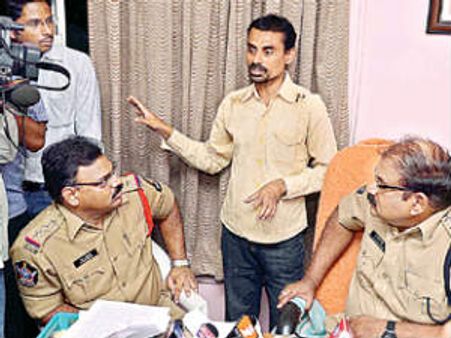 తారా చౌదరికి నలుగురు హీరోలతో లింక్: హనీఫ్