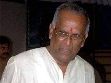 చిరుకు తన చరిష్మాపై అతివిశ్వాసం: హరిరామజోగయ్య