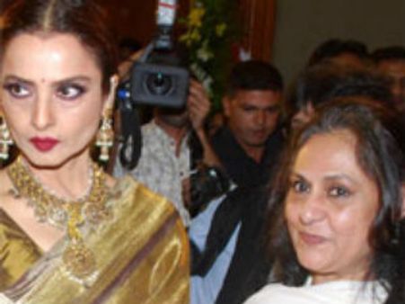 రేఖ ఎఫెక్ట్: సీటు మార్చాలని కోరిన జయ