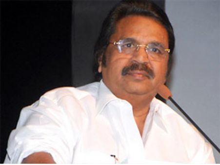 రాజకీయాలంటే ఛీ: దాసరి, సినిమాలో చిరంజీవే టార్గెట్టా?