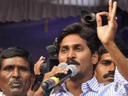 చిరుకు సెల్యూట్ చేసేవాడిని, సోనియా చెప్పారని: జగన్