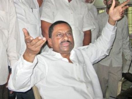 డిఎల్ రవీంద్రా రెడ్డిని కార్నర్ చేస్తున్న నేతలు