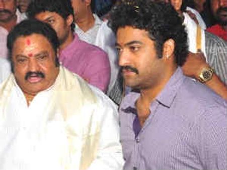 జూ ఎన్టీఆర్, హరికృష్ణ: బాబుకు మహానాడు భయం