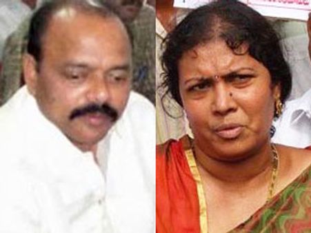 జగన్ వర్గం కొండా, పుల్లా పద్మావతిలకు నోటీసులు