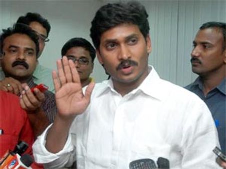వైయస్ చేసిన మంచిని కిరణ్ చెప్పుకుంటున్నారు: జగన్