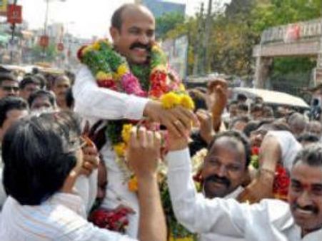 ఎమ్మెల్సీకి, కాంగ్రెస్‌కు జగన్ వర్గం నేత ఎస్వీ రాజీనామా
