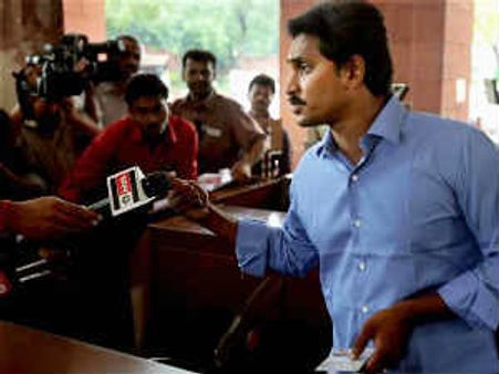 మీడియాపై జగన్ చిందులు: కాన్వాయ్‌కి బ్రేకులు