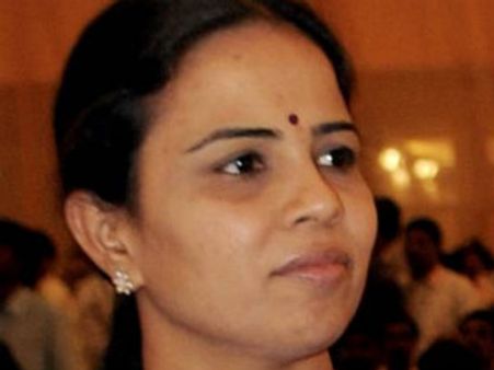 సాక్షిని చదువొద్దంటారా: బాబుపై శోభా నాగిరెడ్డి ఫైర్