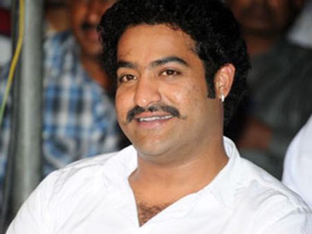 జూ ఎన్టీఆర్: ఎస్సెమ్మెస్ ఎఫెక్టా, కొత్త ట్విస్ట్ ఇచ్చాడా?