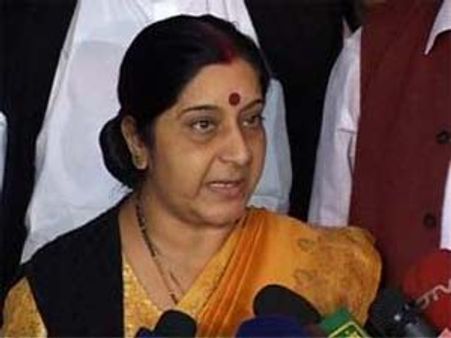కెసిఆర్ టార్గెట్: పరకాలకు సుష్మా స్వరాజ్
