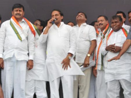 జగన్‌తో కెసిఆర్ కుమ్మక్కై రెచ్చగొడుతున్నారు: కిరణ్