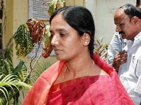 టిడిపి ఎమ్మెల్యే పరిటాల సునీత అరెస్ట్: పోలీసులపై ఫైర్