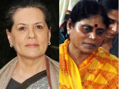 సీన్ రివర్స్: వైయస్ విజయమ్మ వద్దకు ఎమ్మెల్యేల క్యూ