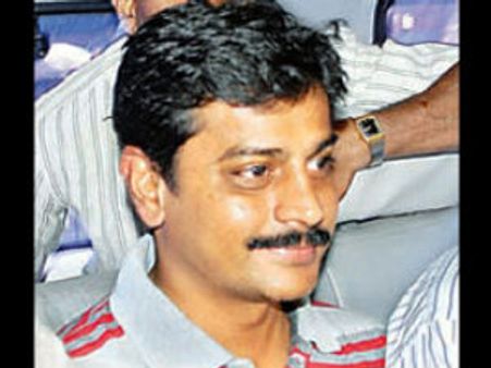 సునీల్‌కు పిటి వారంట్: శ్రవణ్ గుప్తాకు అరెస్టు వారంట్