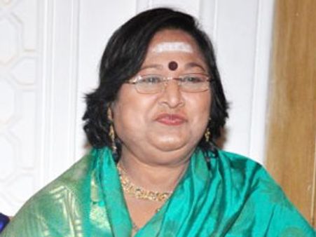 వాణిశ్రీ పైకి జగన్ పార్టీ కార్యకర్తల చెప్పులు, లైట్... నటి