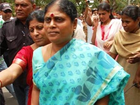 చిరంజీవికేం తెలుసు: షర్మిల, నోరుందని..: విజయమ్మ