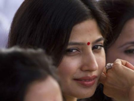 అఖిలేష్ యాదవ్ భార్య డింపుల్ పోటీ, కాంగ్రెసు మద్దతు