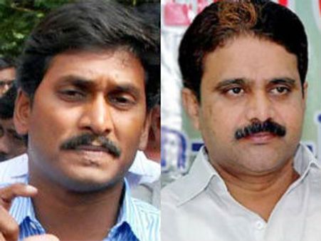 చనువు పెరిగింది: మోపిదేవితో వైయస్ జగన్ గేమ్స్!