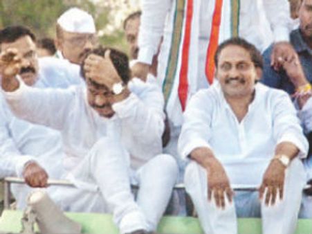  చిరంజీవి, కిరణ్ పైకి చెప్పులు, అంబటి ప్రచారం ఉద్రిక్తం