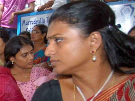 మీరా జగన్ పైన...: పురంధేశ్వరి, చిరంజీవిపై రోజా ఫైర్
