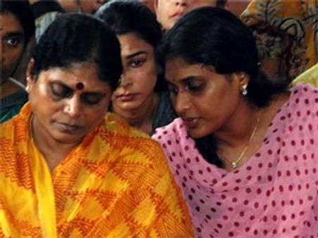 రికార్డుందంట, నేను వెళ్లి వినాలంట: వైయస్ విజయమ్మ