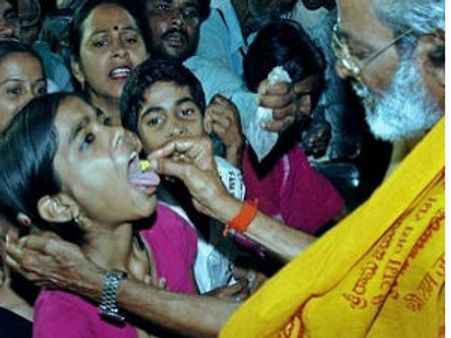 చేప మందు పంపిణీలో తొక్కిసలాట, ఒకరి మృతి