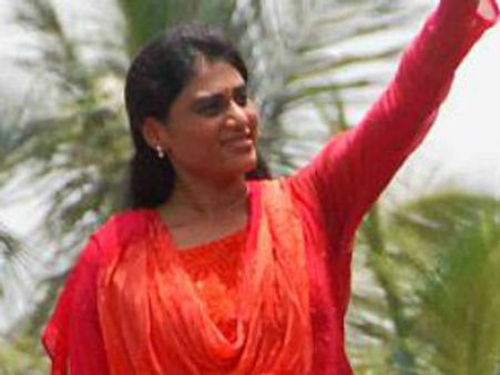 రాజీవ్‌ని జైల్లో పెట్టలేదే, చిరు నీతులా: షర్మిల