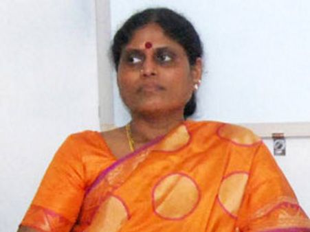 బాబు 'క్యారెక్టర్', బొత్స 'కుట్ర': విజయమ్మ ఎదురుదాడి