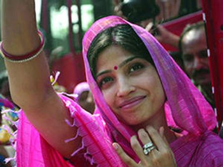 ఎంపీగా అఖిలేష్ భార్య డింపుల్ యాదవ్ ఏకగ్రీవం