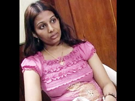 పార్లమెంటు సభ్యుడిపై కత్తి కట్టిన తారా చౌదరి