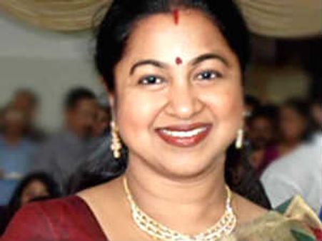 సరైనసమయంలో రాజకీయాల్లోకి, తెలివితోపాటు: రాధిక