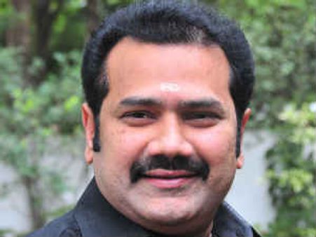 దాడి కేసు: సినీ రచయిత చిన్నికృష్ణపై కేసు నమోదు