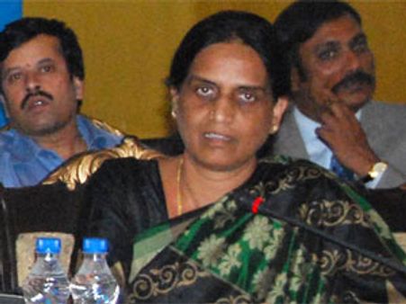 జైలులో ఖైదీ వీరంగం, ఒకరి మృతి: స్పందించిన సబిత