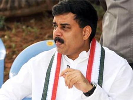 నాదెండ్ల మనోహర్‌కు చేదు అనుభవం, మహిళల నిరసన 