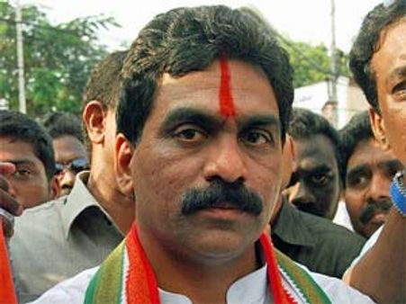 లగడపాటి ఇంటిపై కోడిగుడ్లు: తెలంగాణ లాయర్ల ధర్నా