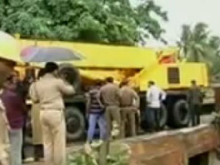 ఢీకొని గోదావరిలో పడిన రెండు లారీలు, 5గురు మృతి